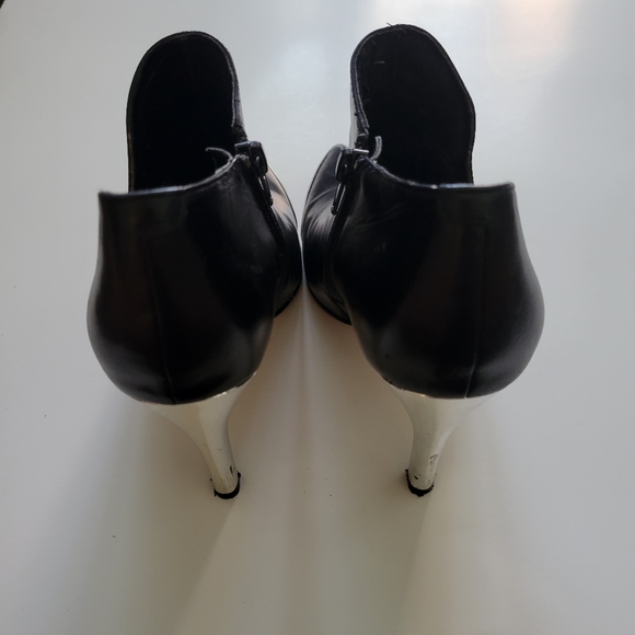 CHINESE LAUNDRY BLACK LEATHER ANKLE BOOTIES W/ SILVER HEEL & TRIM - Picture 5 of 11